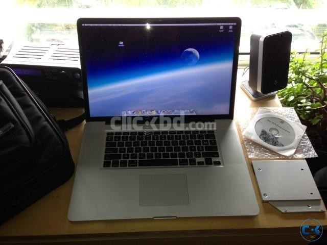 Apple Macbook Pro 17inch Laptop. Quad Core 2.2 Ghz Processor large image 0