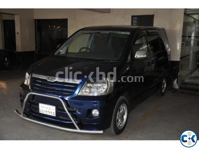 2004 Toyota Noah large image 0