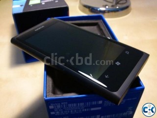 ALMOST new look NOKIA LUMIA 800 BLACK FULL BOXED