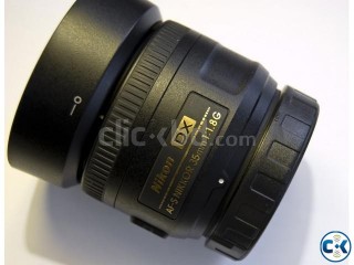 Nikon 35mm f1.8g dx with lens hood and box