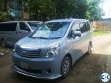 TOYOTA NOAH 2012