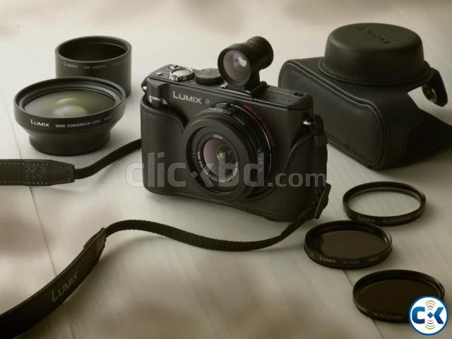 Leica Lens 24mm Wide w Panasonic LX3 10.1MP Camera large image 1