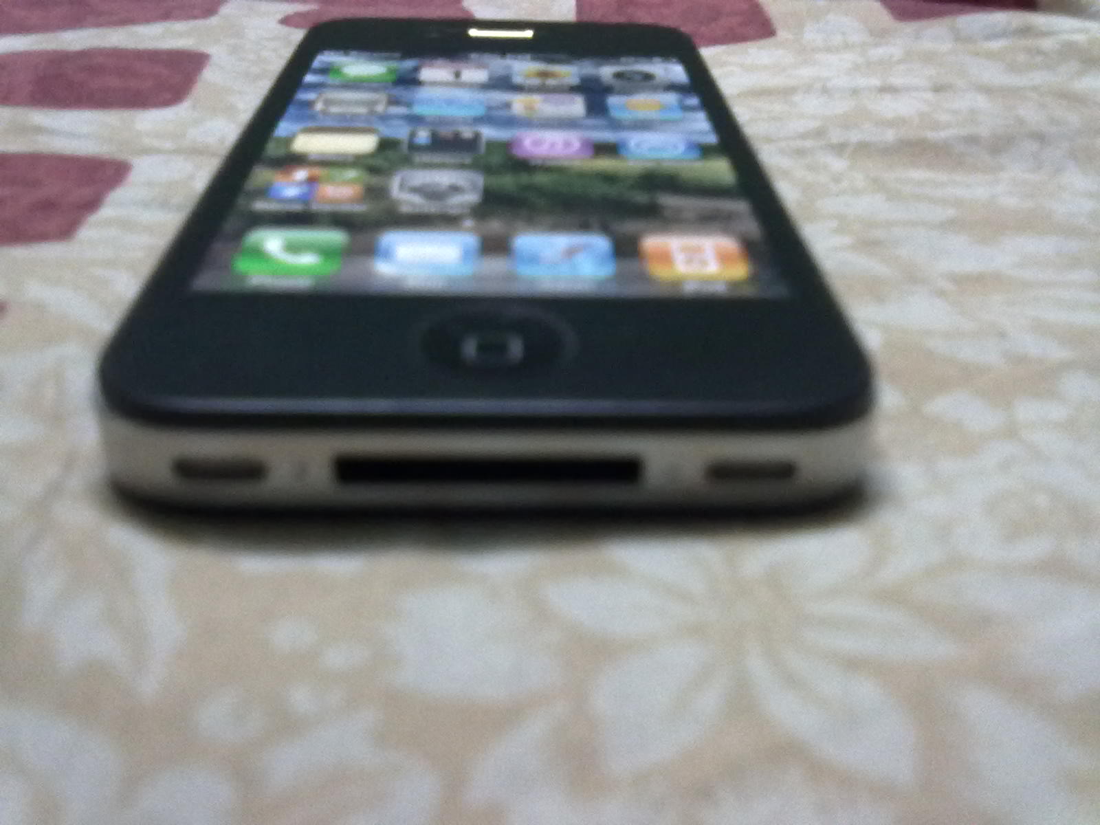 iphone4 16 gig black 3months used looks like new-sold out large image 2