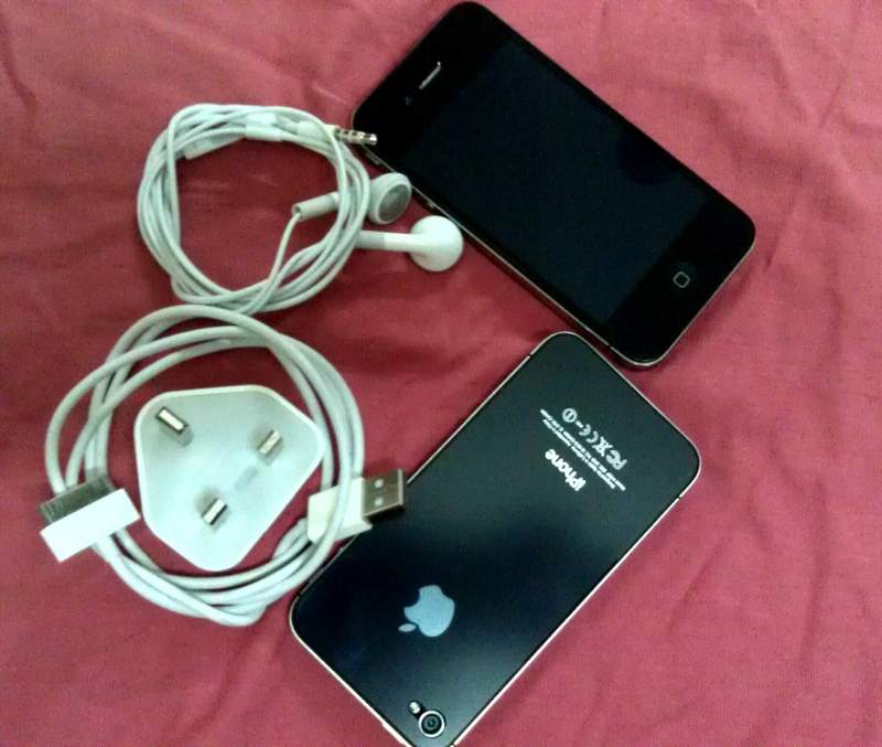 Iphone 4 32 GB Factory Unlock Brand New With All URGENT SELL large image 0