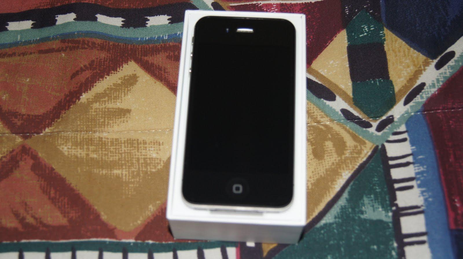 Apple iPhone 4S White and Black- 32GB- AT T Carrier Lock large image 1