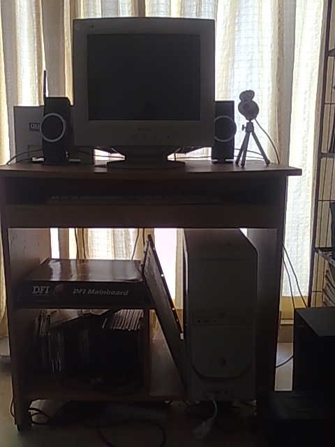 Desktop computer with table and sound system large image 0