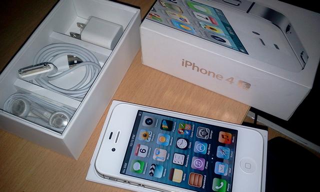 iphone 4s 16gb white factory unlocked 39 500 tk large image 0