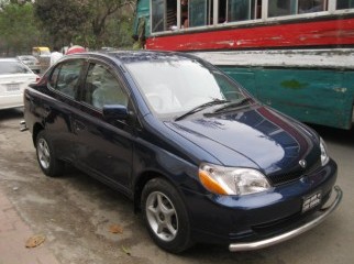 Toyota platz model 2000