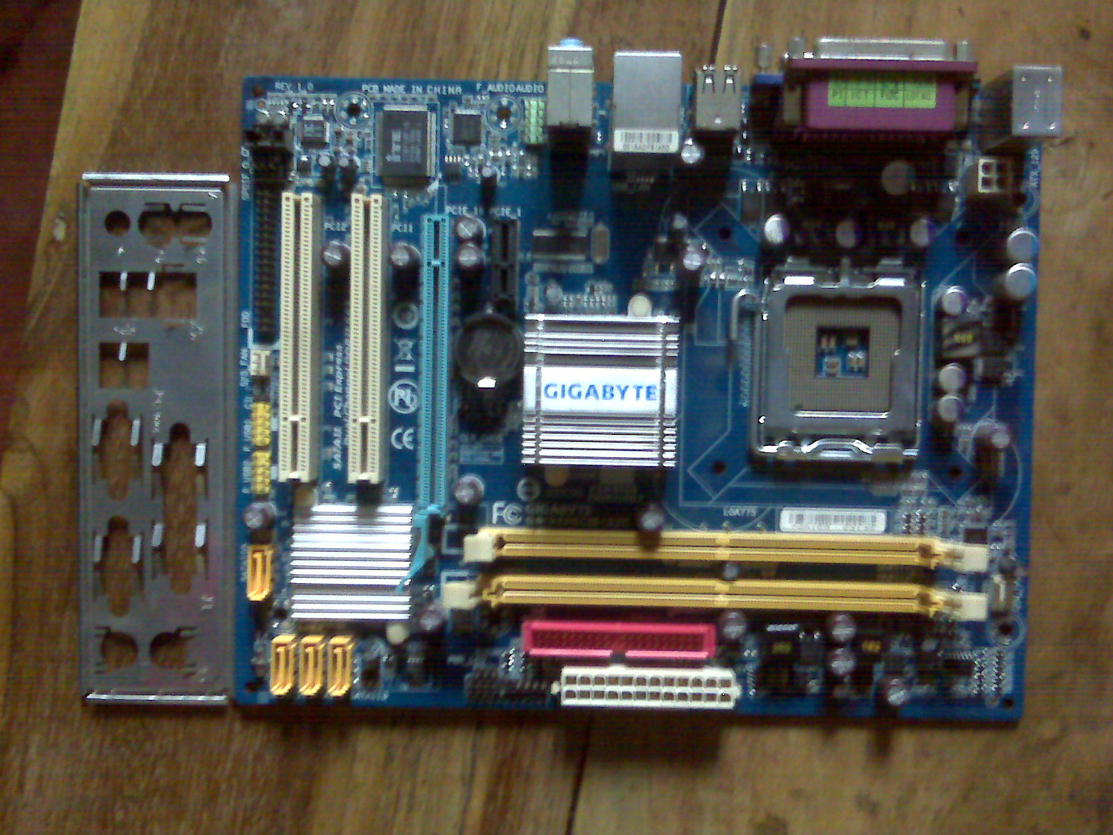 Gigabyte Motherboard GA 945GCM S2C with 1 gb ddr2 ram large image 0