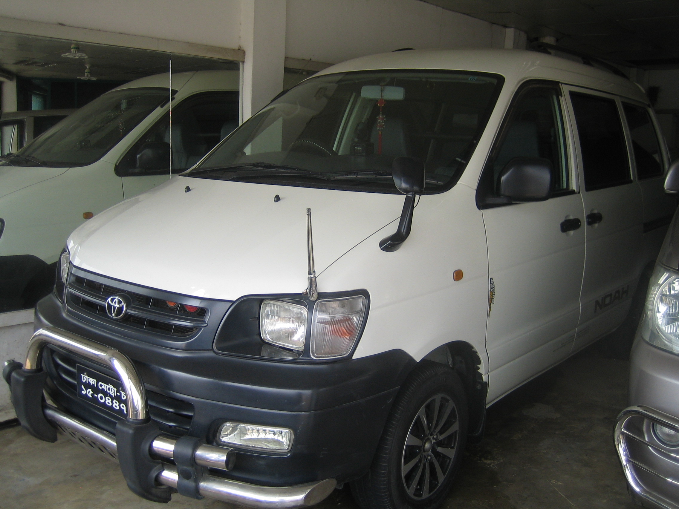 Noah DX Model 05 Regi 11 Serial 15 CNG White 5 Door Low large image 0